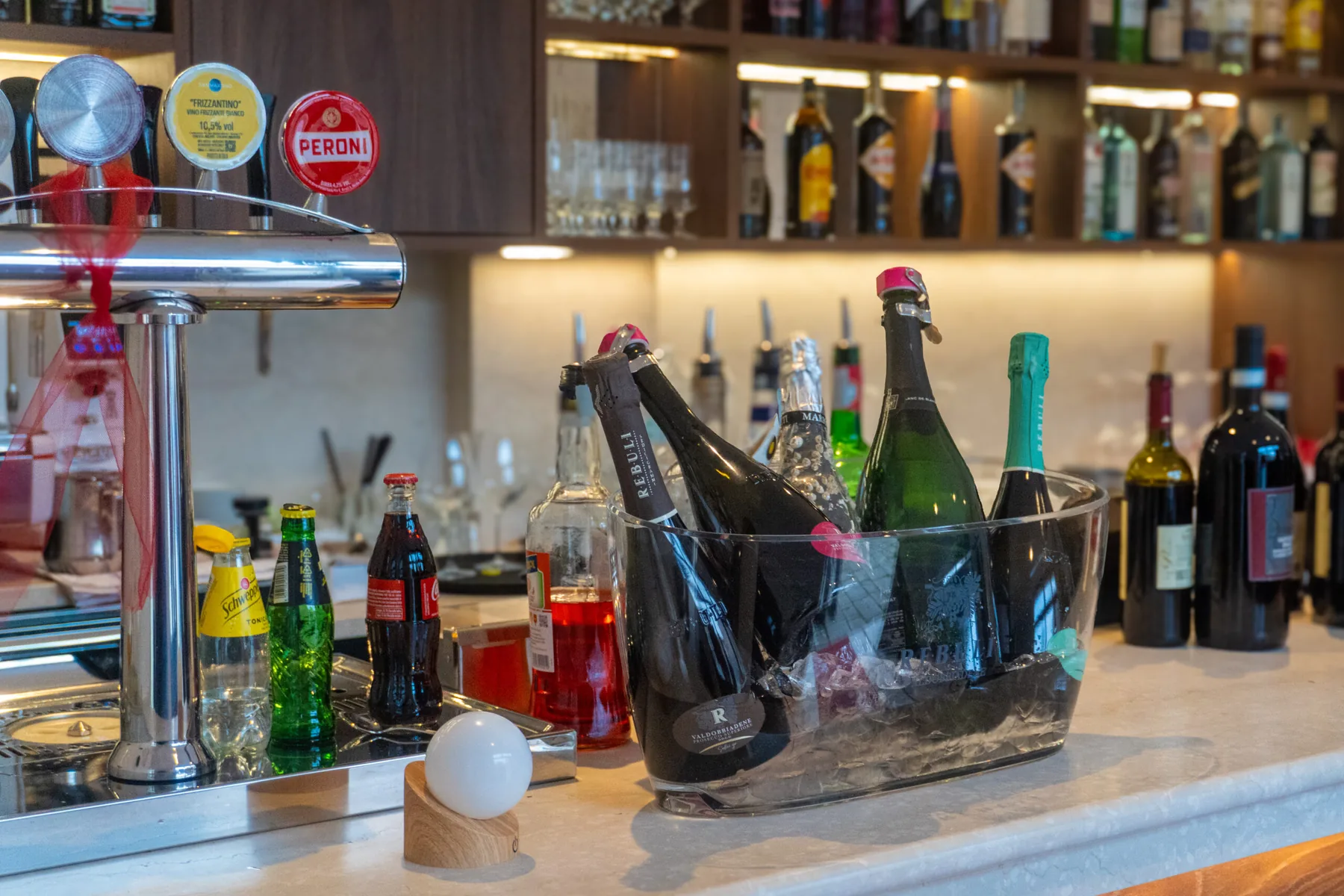 Il bancone di La Vida con vini e bollicine in esposizione.
