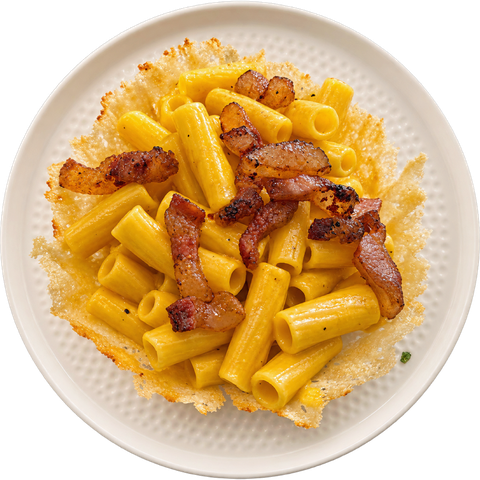 Maccheroni alla carbonara nella cialda di pecorino visti dall'alto, su piatto bianco.